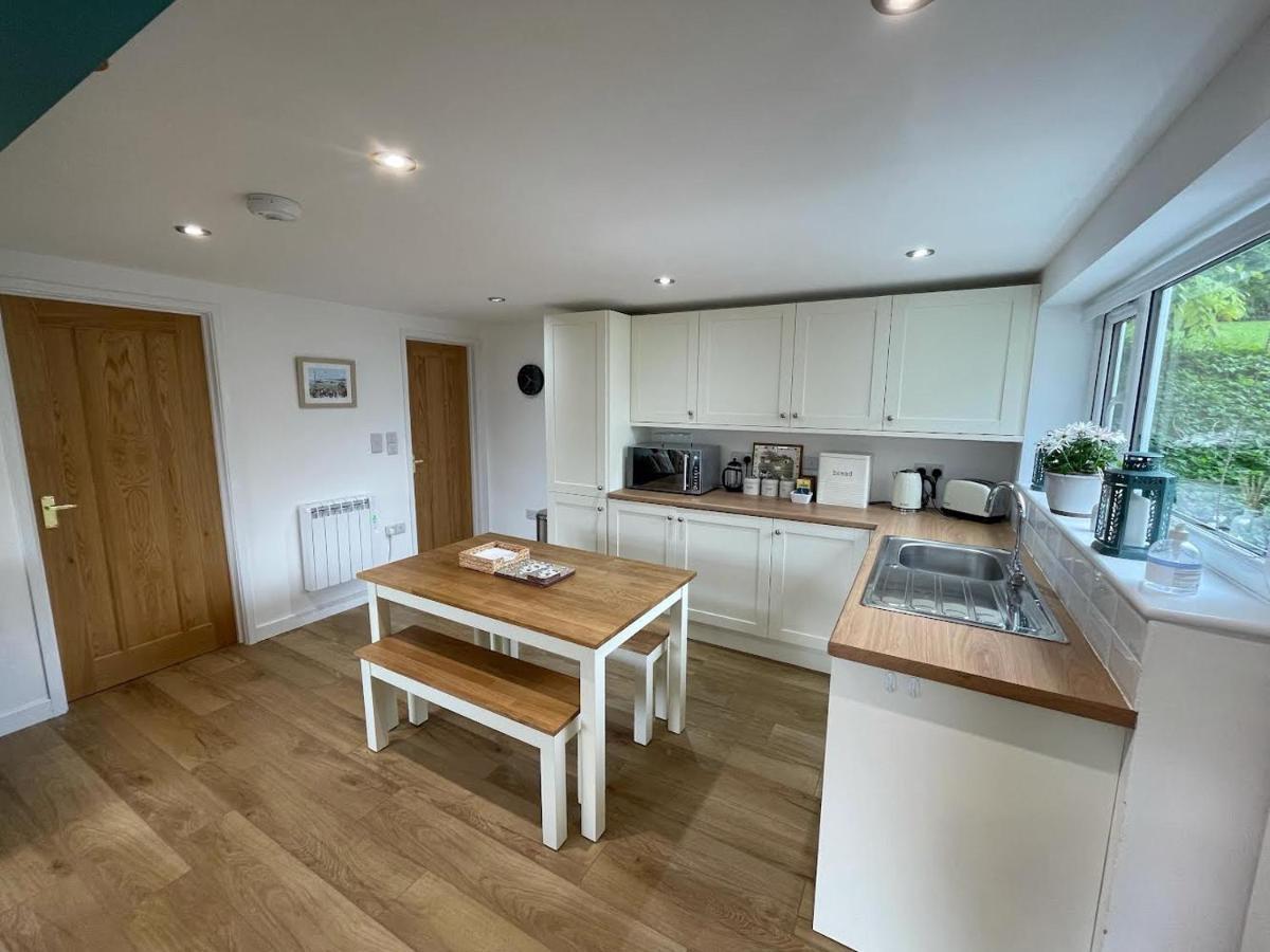 Lovely Ground Floor Apartment In Quiet Village Exeter Luaran gambar