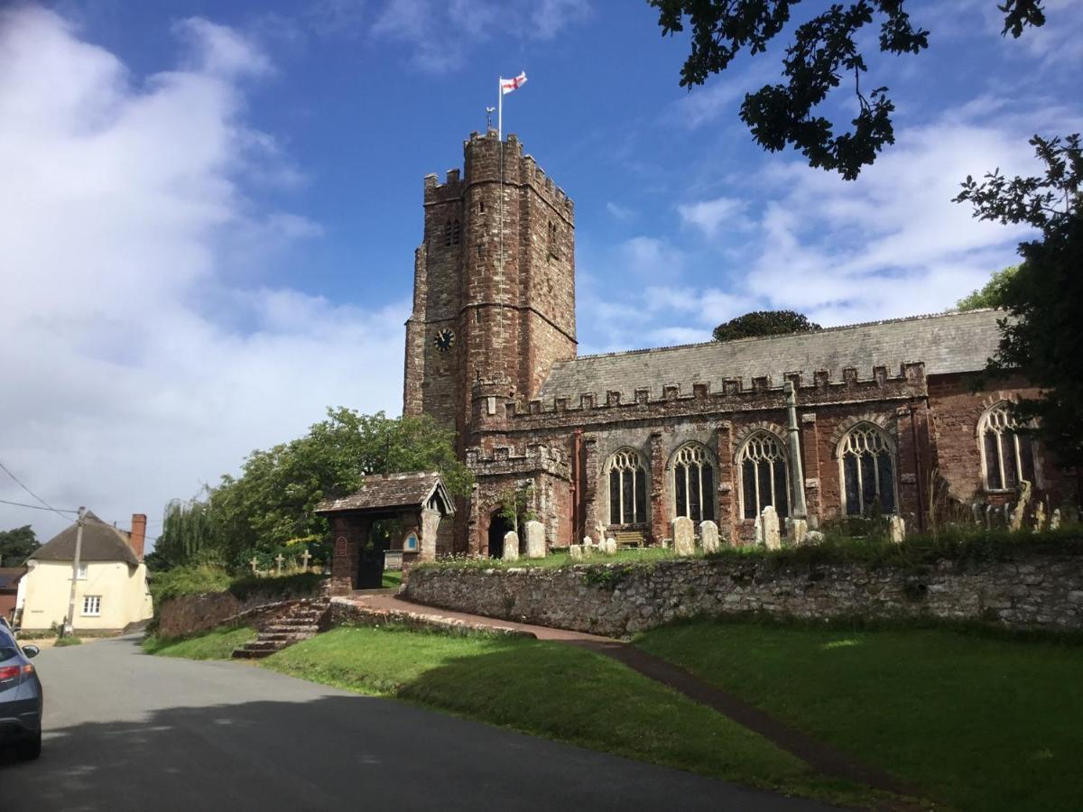 Lovely Ground Floor Apartment In Quiet Village Exeter Luaran gambar